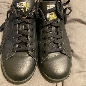 Stan Smith. Mens 7. All black. Womens 8.5